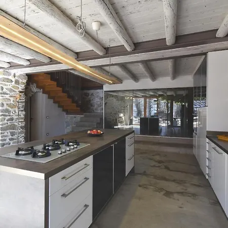 Dom wakacyjny 4 Bedroom Lovely In