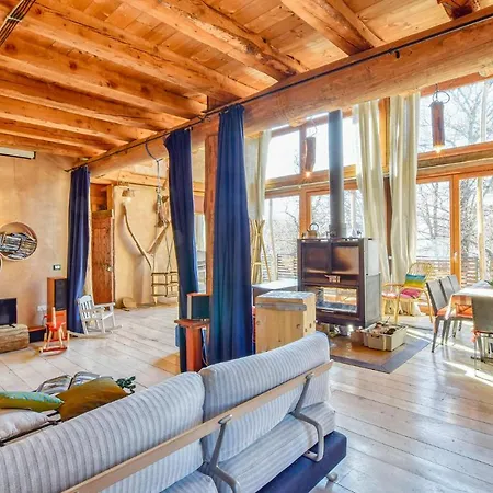 Dom wakacyjny 4 Bedroom Lovely In *